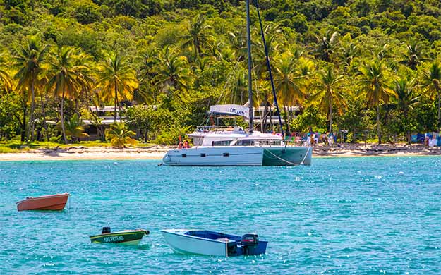 Grenadines Escale sur la Plage en Catamaran - Catlante