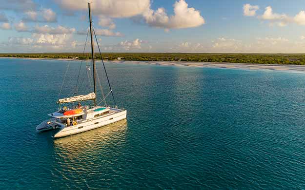 Antigua et Barbuda Catamaran Catlante au Mouillage