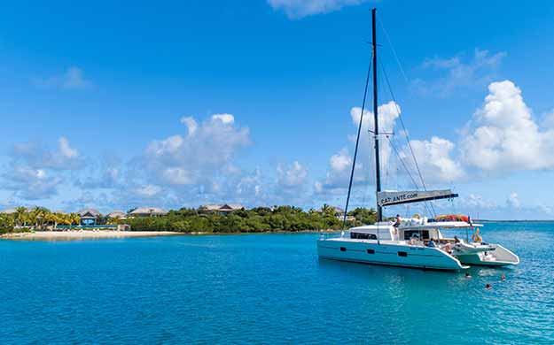 Antigua et Barbuda Catamaran au Mouillage a Antigua - Catlante