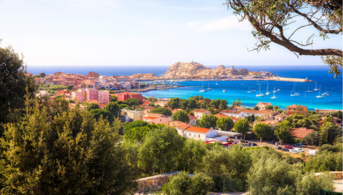 Île Rousse : ville corse de Balagne entre port, plages et Pascal Paoli - Catlante