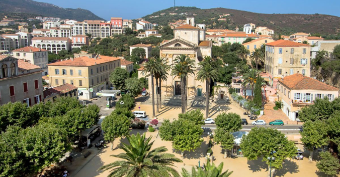 Centre-ville de l'Île Rousse : place Paoli et marché couvert - Catlante