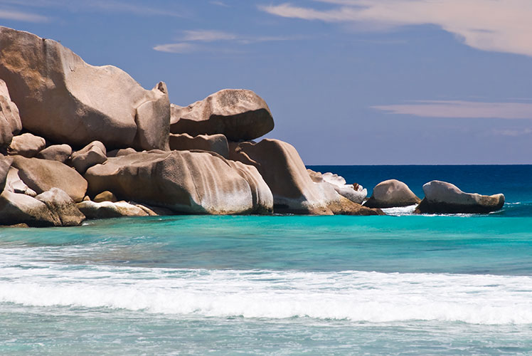 Explorer La Digue par la mer