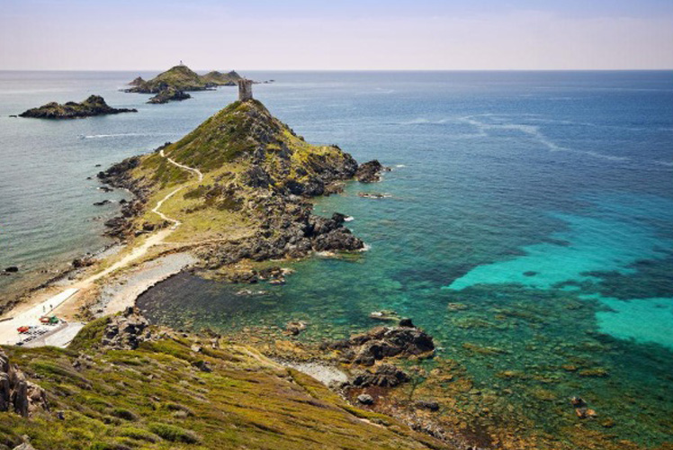 Pointe de la Parata : promontoire corse face aux îles Sanguinaires - Catlante